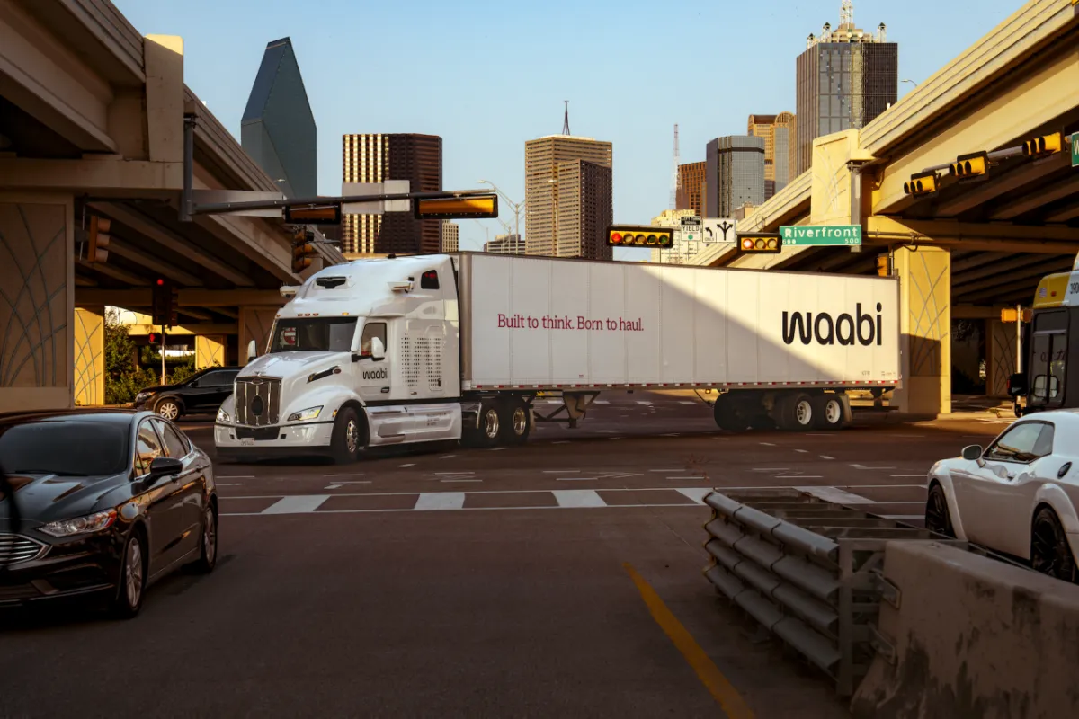 宣戰 Tesla！Waabi 攜手 Uber 砸 10 億美金，Physical AI 如何讓自動駕駛成本暴跌？