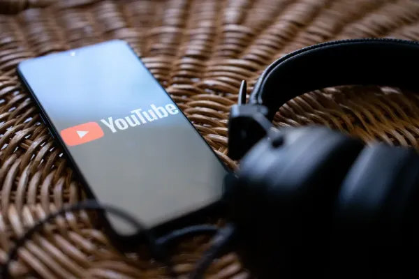 YouTube致力於從人工智慧生成的音樂中獲益，並同時保護版權